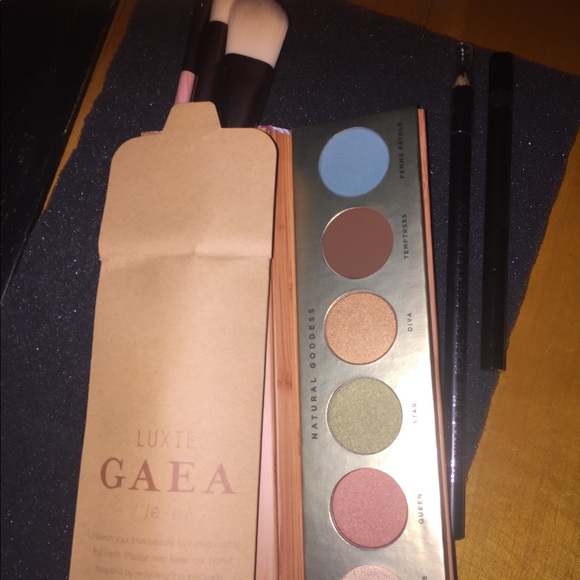 Makeup bundle - Picture 3 of 6